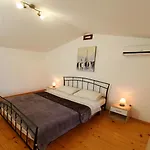Dina Villa *